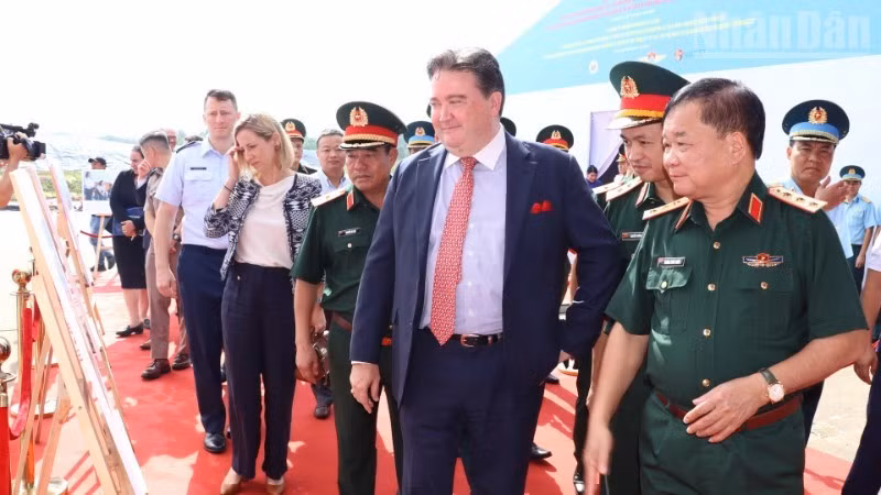 Le général de corps d'armée Hoang Xuan Chien et l'ambassadeur des États-Unis d'Amérique au Vietnam Marc Evans Knapper lors de l'événement à l'aéroport de Bien Hoa le 15 septembre.