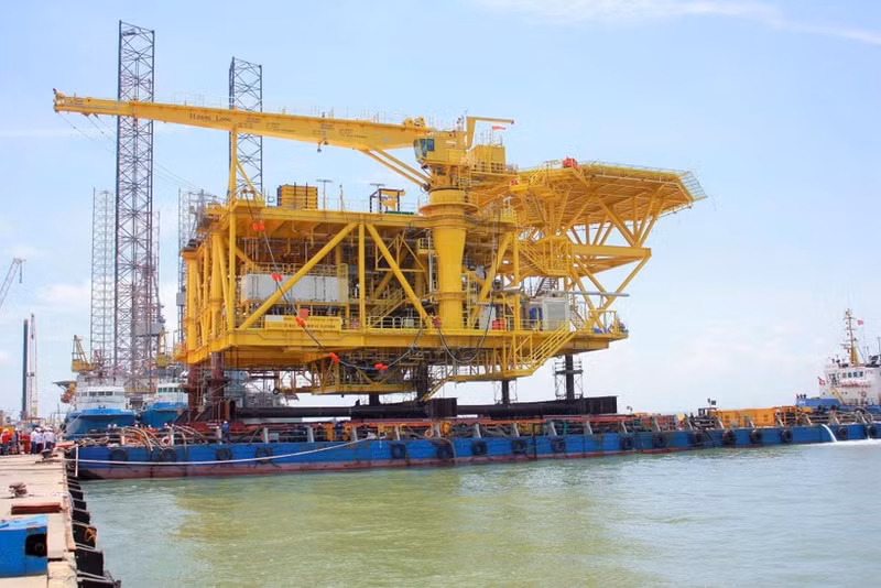 La Société par actions de Services Techniques Pétroliers du Vietnam (PTSC) livre des produits à son client Hoang Long JOC dans le cadre du projet Te Giac Trang. Photo: NDEL