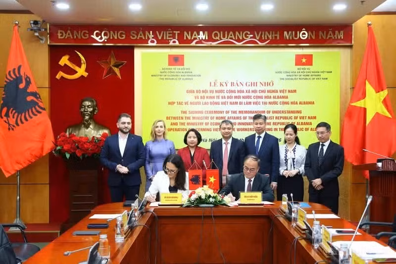 Lors de la cérémonie de signature : Photo : baochinhphu.vn.png