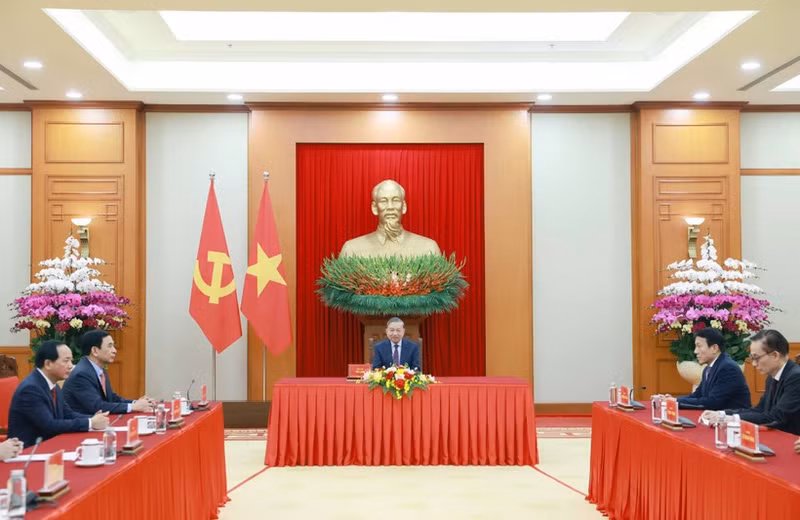 Le secrétaire général du Parti communite du Vietnam, Tô Lâm (centre) lors de son entretien téléphonique avec le président russe Vladimir Poutine. Photo: VNA