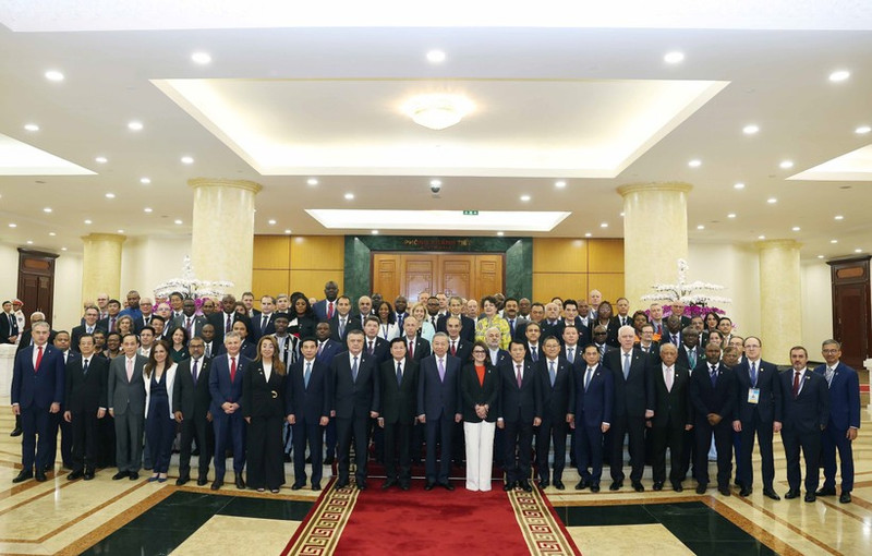 Le secrétaire général du Parti communiste du Vietnam, Tô Lâm, et les chefs de délégation des pays participant. Photo : VNA.