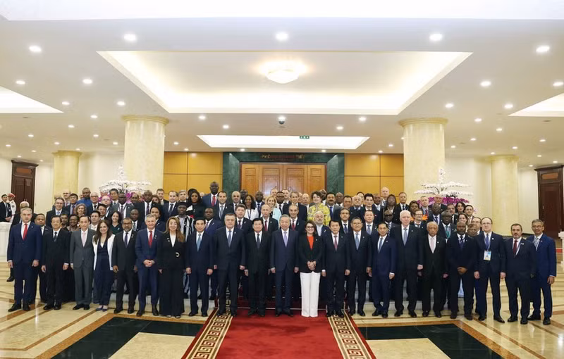 Le secrétaire général du Parti communiste du Vietnam, Tô Lâm, et les chefs de délégation des pays participant. Photo : VNA.