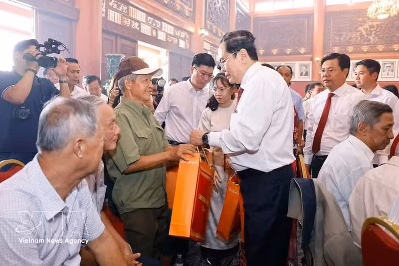 Le président de l’AN offre des cadeaux à des personnes méritantes à An Giang. Photo: VNA