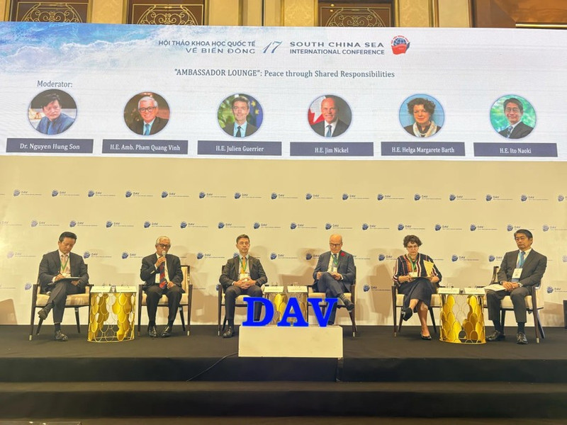 Des ambassadeurs à la session spéciale « Dialogue entre ambassadeurs – Partager les responsabilités pour la paix » dans le cadre de la 17e conférence internationale sur la Mer Orientale dans la matinée du 4 novembre à Da Nang. Photo : kinhtedothi.vn