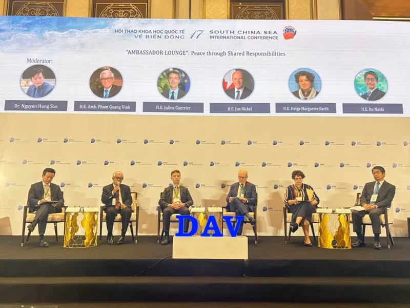 Des ambassadeurs à la session spéciale « Dialogue entre ambassadeurs – Partager les responsabilités pour la paix » dans le cadre de la 17e conférence internationale sur la Mer Orientale dans la matinée du 4 novembre à Da Nang. Photo : kinhtedothi.vn