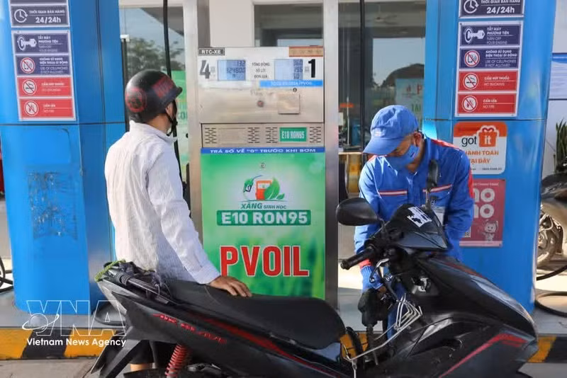 L’essence E10 (E10RON95) est disponibles à la pompe au Vietnam depuis le 1er juin 2026. Photo : VNA.