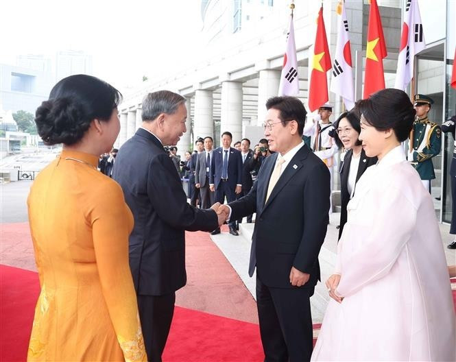 Le président sud-coréen Lee Jae Myung et son épouse (droite) accueillent le secrétaire général du Parti Tô Lâm et son épouse. Photo : VNA. 