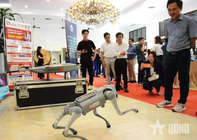 Des délégués découvrent des produits d’intelligence artificielle présentés lors d’un atelier sur le thème « L’intelligence artificielle : un nouveau moteur pour le développement de Dà Nang». Photo : qdnd.vn