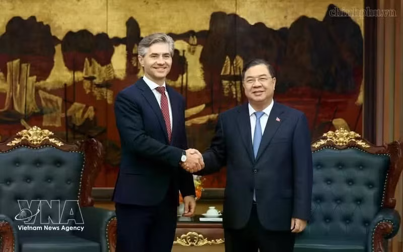 Le vice-Premier ministre permanent du Vietnam, Pham Gia Tuc (droite), reçoit le ministre lituanien des Affaires étrangères, Kestutis Budrys. Photo: VNA