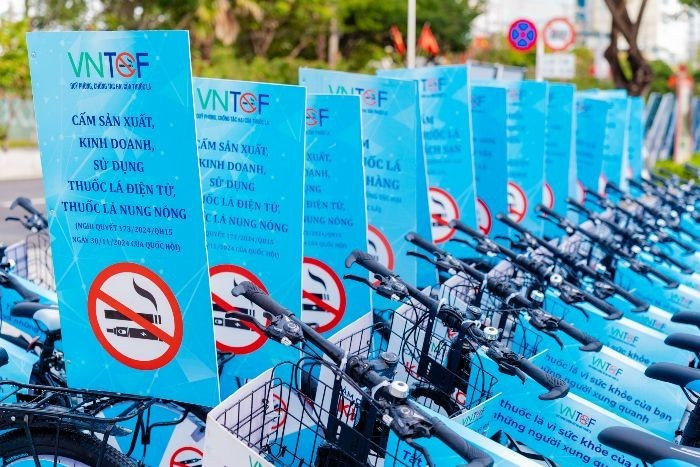 Chaque année, le Vietnam enregistre plus de 104 000 décès liés au tabagisme, dont environ 18 800 causés par le tabagisme passif, c’est-à-dire l’inhalation involontaire de la fumée dégagée par les fumeurs. Photo : baodautu.vn