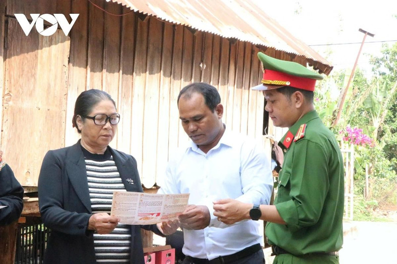 Les forces de sécurité locales rencontrent directement la population pour diffuser des informations sur la signification et l'importance de l'élection. Photo: VOV