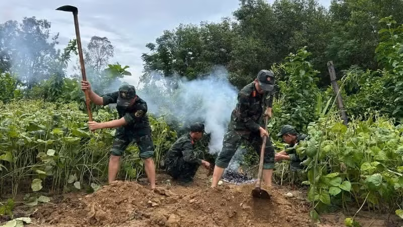 Lors des fouilles, les forces compétentes ont mis au jour des fragments de crânes, des os des bras et des jambes appartenant à 3 martyrs. Photo: NDEL