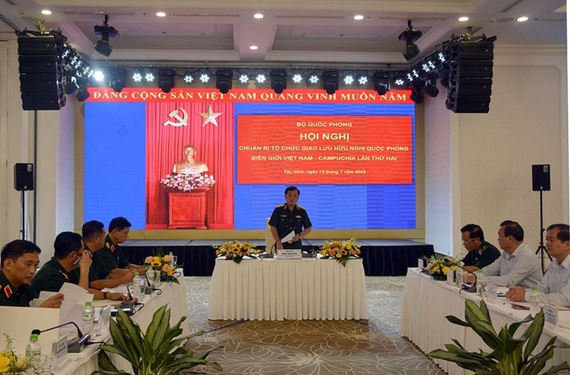Le général de corps d’armée Hoang Xuan Chien, vice-ministre de la Défense, s'exprime lors de la réunion. Photo : VNA.