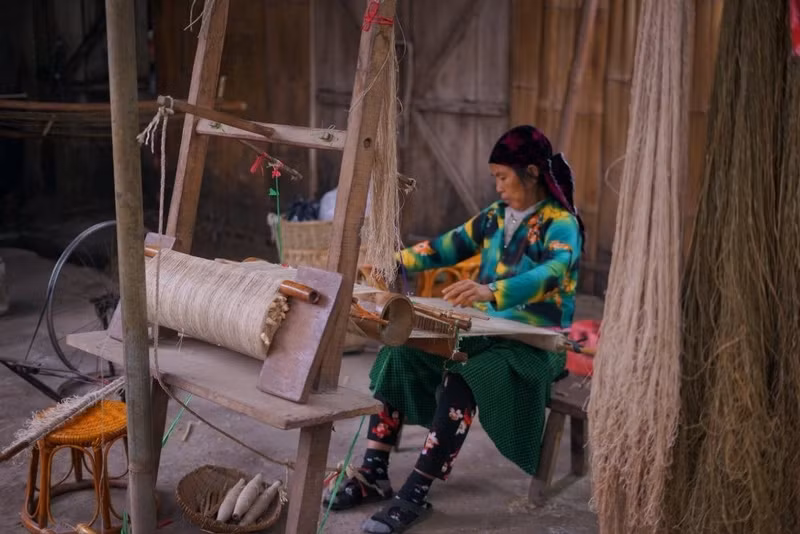 Une femme H'Mong fait du tissage. Photo: laodong.vn