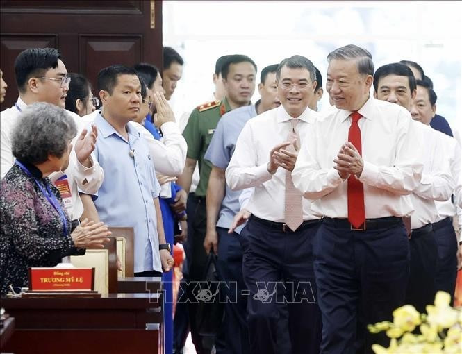 Le secrétaire général du Parti communiste du Vietnam (PCV), To Lam, et les représentants de Ho Chi Minh-Ville. Photo : VNA.