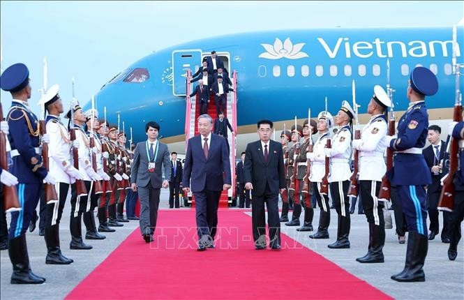 Le secrétaire général du Parti communiste du Vietnam, To Lam, est arrivé à 6h30 (heure locale), à l'aéroport international de Pyongyang pour entamer sa visite d’État en République populaire démocratique de Corée. Photo : VNA.