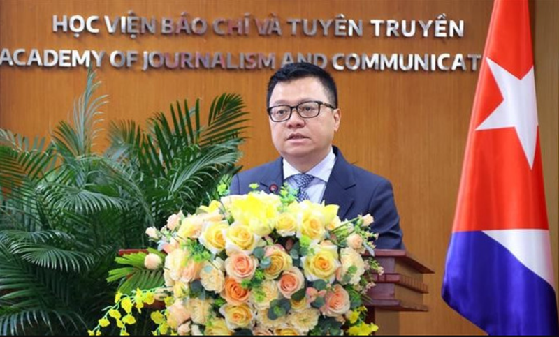 Le Quoc Minh, président de l'Association des journalistes du Vietnam et rédacteur en chef du Journal Nhân Dân, prononce un discours lors de l’événement. Photo : VNA.