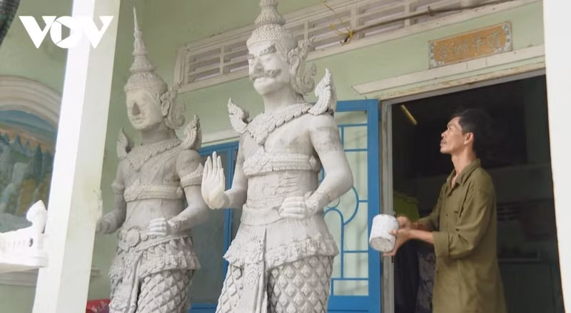 Son Binh Dinh fait partie de cette génération de Khmers passionnés pour les arts visuels traditionnels.