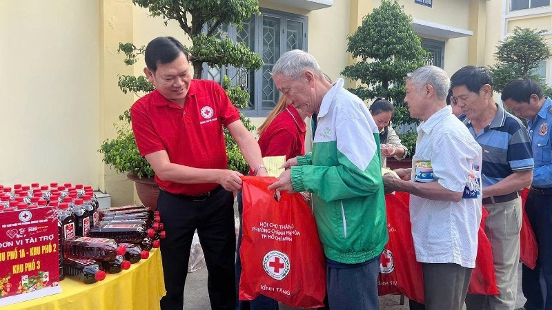 Pour la première fois, une « Semaine du Têt de la bienfaisance » a été organisée simultanément au niveau des communes et des quartiers dans tout le pays. Photo : NDEL.