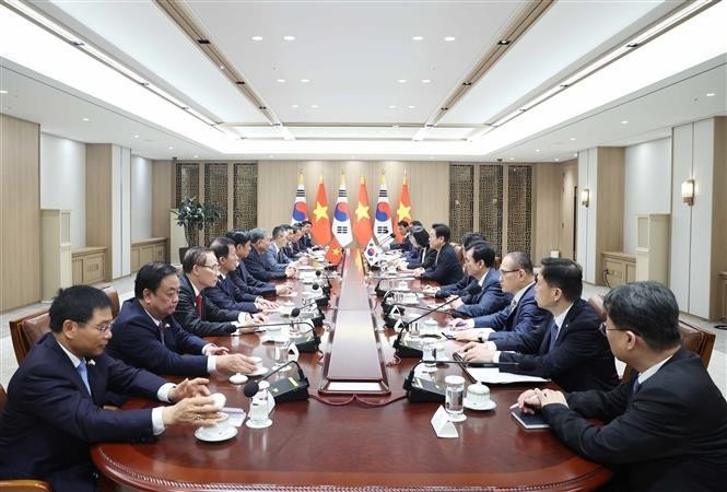 Lors de l'entretien entre le secrétaire général du Parti To Lam (gauche) et le président sud-coréen Lee Jae Myung. Photo : VNA.