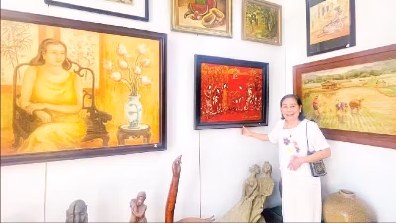 La peintrePhan Thi Ngoc My présente son musée qui porte son nom. Photo: NDEL