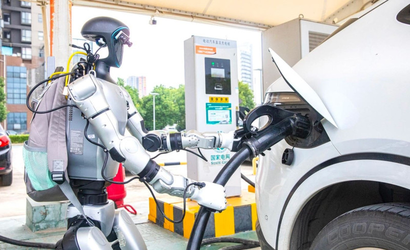 Un robot aide à recharger des véhicules électriques dans une station de recharge à Huangshi, dans la province du Hubei, en Chine, en septembre 2025. Photo : China Daily