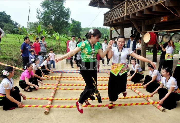 Présentation de différents aspects de la vie culturelle de l'ethnie Thai lors du programme du « Le Têt des villages ». Photo : hanoimoi.vn