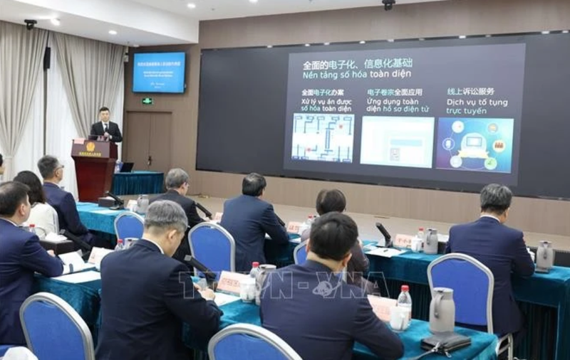 La délégation vietnamienne visite le modèle de tribunal intelligent (utilisant l'IA pour soutenir les procès) au Tribunal populaire intermédiairede Shenzhen, province du Guangdong (Chine). Photo : VNA.