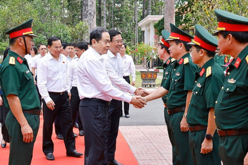 Le président de l’Assemblée nationale, Trân Thanh Mân (1er plan, au centre) avec des officiers et des soldats de la 9e division du 34e corps d’armée. Photo : VNA.