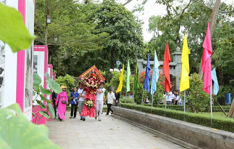 La délégation de jeunes et d'étudiants vietnamiens résidant à l'étranger visite le site historique de Kim Lien. Photo : baoquocte.
