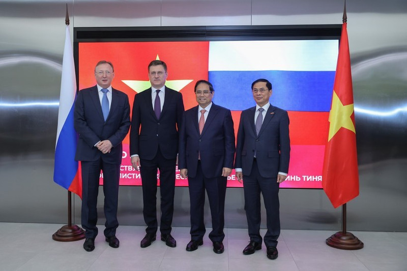 Le Premier ministre Pham Minh Chinh (deuxième à partir de la droite), le vice-Premier ministre russe Alexander Novak (deuxième à partir de la gauche), le vice-Premier ministre vietnamien Bui Thanh Son (à l’extrême droite) et un dirigeant de Zarubezhneft. Photo : baochinhphu.vn