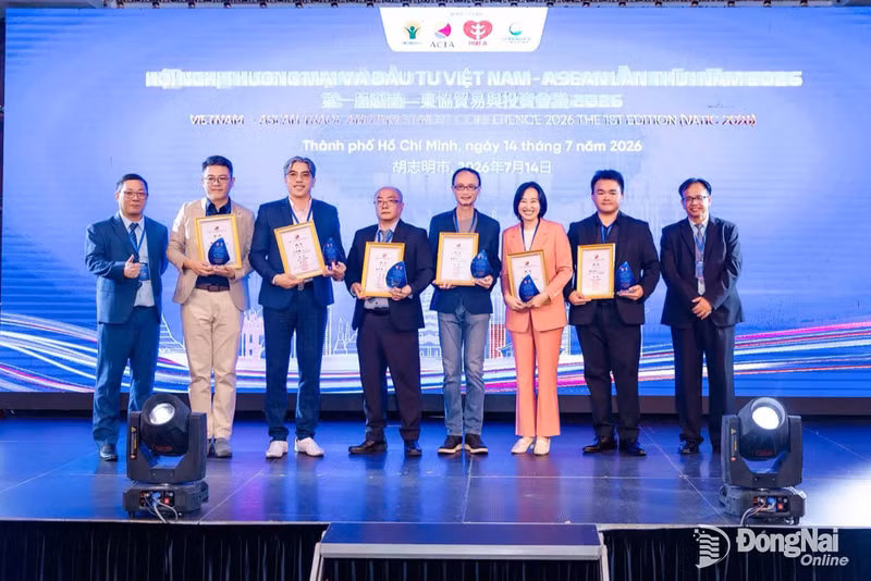 Lors de la cérémonie de remise des prix VATIC 2026, Lee Jia-Hong (quatrième à droite), fondateur et PDG de Femas HR, pose pour une photo souvenir avec des représentants de diverses entreprises. Photo : ĐVCC