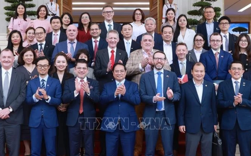 Le Premier ministre Pham Minh Chinh pose pour une photo souvenir avec les délégués lors de l'événement, à Hanoi, le 28 juin. Photo : VNA.