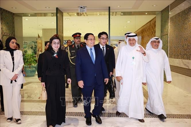 Le directeur général par intérim du KFAED, Waleed Al-Bahar (2e à partir de la gauche) accueille le Premier ministre Pham Minh Chinh et son épouse. Photo : VNA.