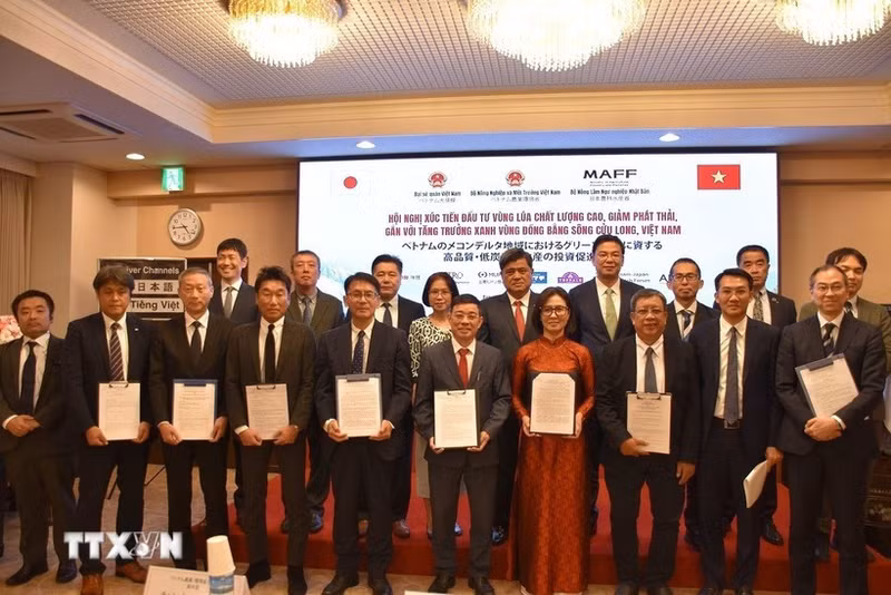 Cérémonie de remise des protocoles d'accord. Photo: VNA