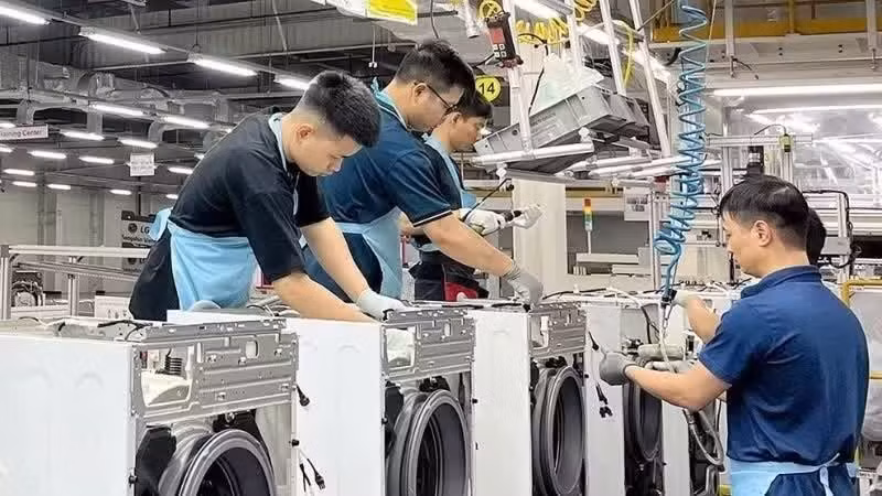 Chaîne de production de LG Electronics Vietnam Co., Ltd. à Hai Phong. Photo : NDEL.