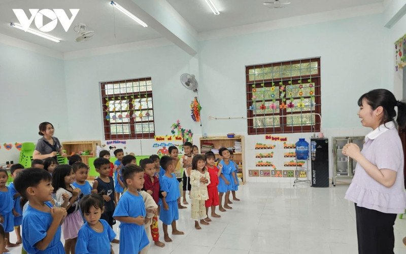 Les enseignantes qui donnent des cours de chant à des enfants, sont principalement issus des minorités ethniques Bana et Cham, à la maternelle de Canh Tien dans la commune de Canh Vinh. Photo : VOV
