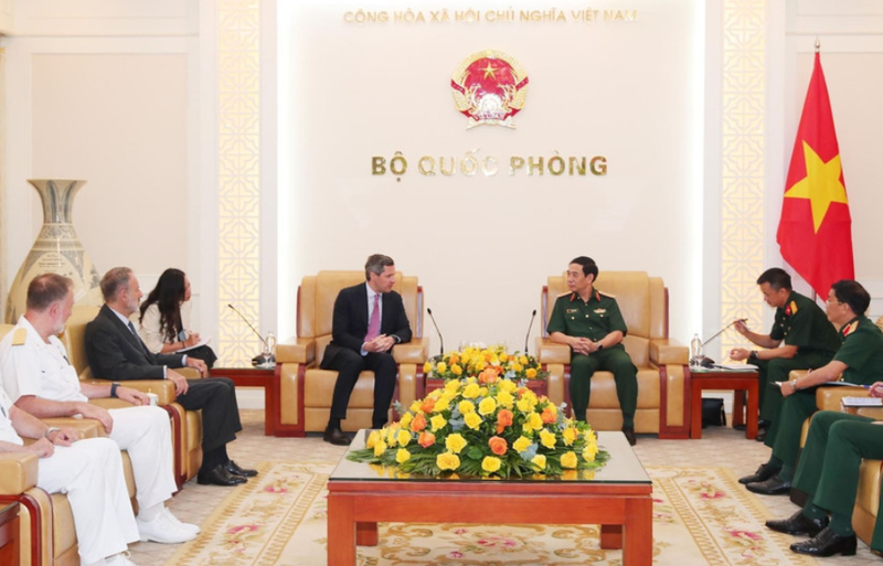 Le ministre vietnamien de la Défense, Phan Van Giang (à droite), reçoit le sous-secrétaire d’État italien à la Défense, Matteo Perego di Cremnago. Photo : VNA.