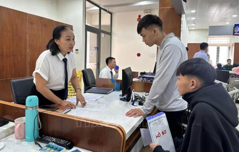 Le personnel du Centre de services administratifs publics du quartier de Tam Ky, dans la ville de Dà Nang, guide les gens dans les procédures administratives. Photo : VNA.