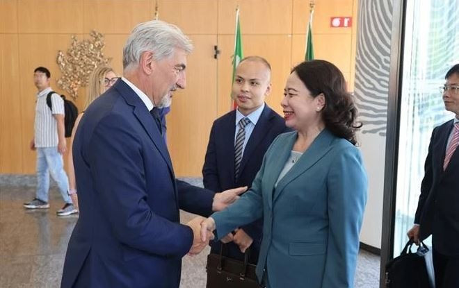 Le président de la Lombardie, Attilio Fontana, et la vice-présidente du Vietnam, Vo Thi Anh Xuan. Photo : VNA.