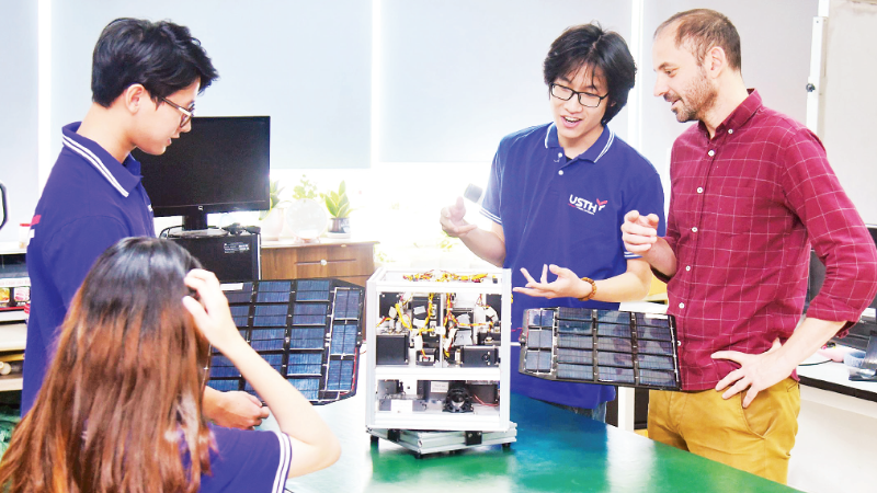 Une classe de la Faculté des Sciences de l'Espace et de la Terre de l'Université des Sciences et Technologies de Hanoi. Photo: NDEL
