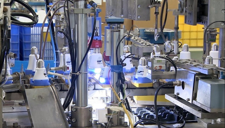 Chaîne de de production d'ampoules de Rang Dong. Photo : NDEL