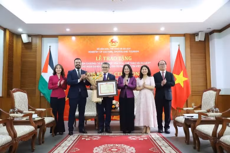 Lors de la cérémonie officielle de remise de l’insigne « Pour l’œuvre de la Culture, des Sports et du Tourisme » à Saadi Salama, ambassadeur de Palestine au Vietnam. Photo: NDEL