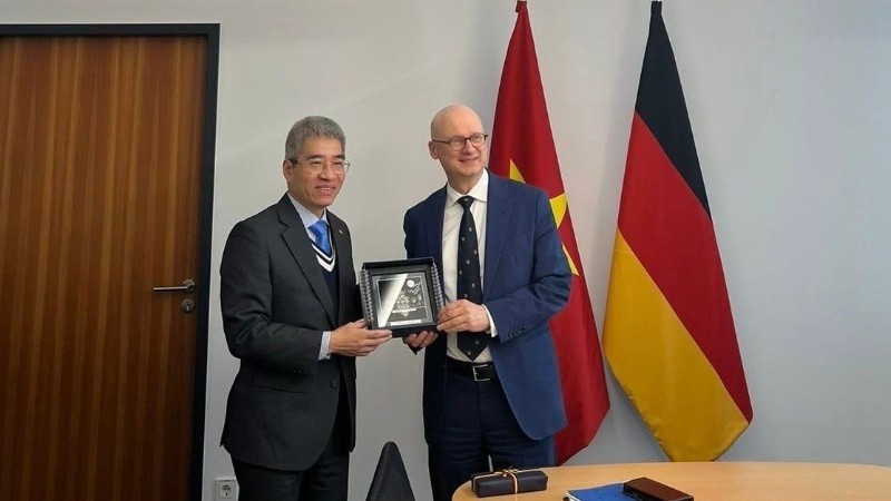 Ambassadeur du Vietnam en Allemagne, Nguyen Dac Thanh (à gauche), et Marcus Pleyer, secrétaire d'État au ministère allemand de la Recherche, de la Technologie et de l'Espace. Photo: Ambassade du Vietnam en Allemagne