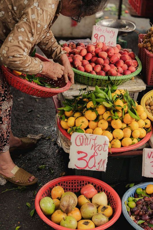 Des tas de produits aux couleurs kaléidoscopiques sur un marché local à Hô Chi Minh-Ville. Photo : Chris Schalkx