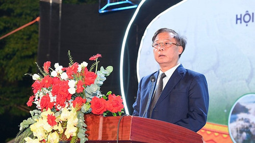 Pham Van Thuy, directeur adjoint de l'Administration nationale du tourisme du Vietnam, a souligné l’importance de développer les destinations touristiques vertes pour faire de Lao Cai une marque touristique sûre, attrayante et respectueuse de l’environnement. Photo : NDEL thuy.jpg