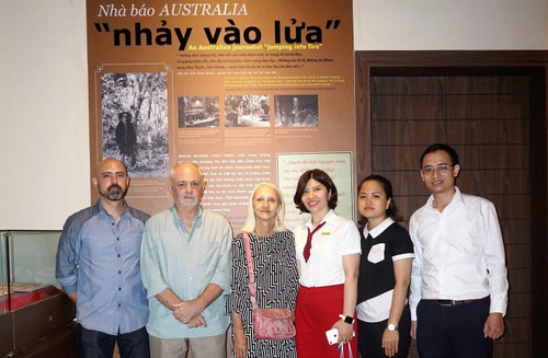 L’artiste George Burchett (2e à gauche), fils du célèbre journaliste australien Wilfred Burchett (1911 – 1983). Photo : Musée de la Presse du Vietnam wi-2.jpg