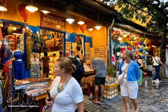 Des touristes étrangers à Hôi An. Photo : VNA. 