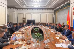 Le membre du Bureau politique et secrétaire du Comité du Parti de Hanoï, Tran Duc Thang s’entretient avec Dmitri Zverev, secrétaire d’État et vice-ministre russe des Transports. Photo: NDEL