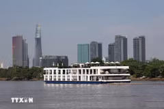 Un bateau de croisière de luxe transporte des touristes à la découverte de Hô Chi Minh-Ville sur la rivière de Saïgon. Photo : VNA 